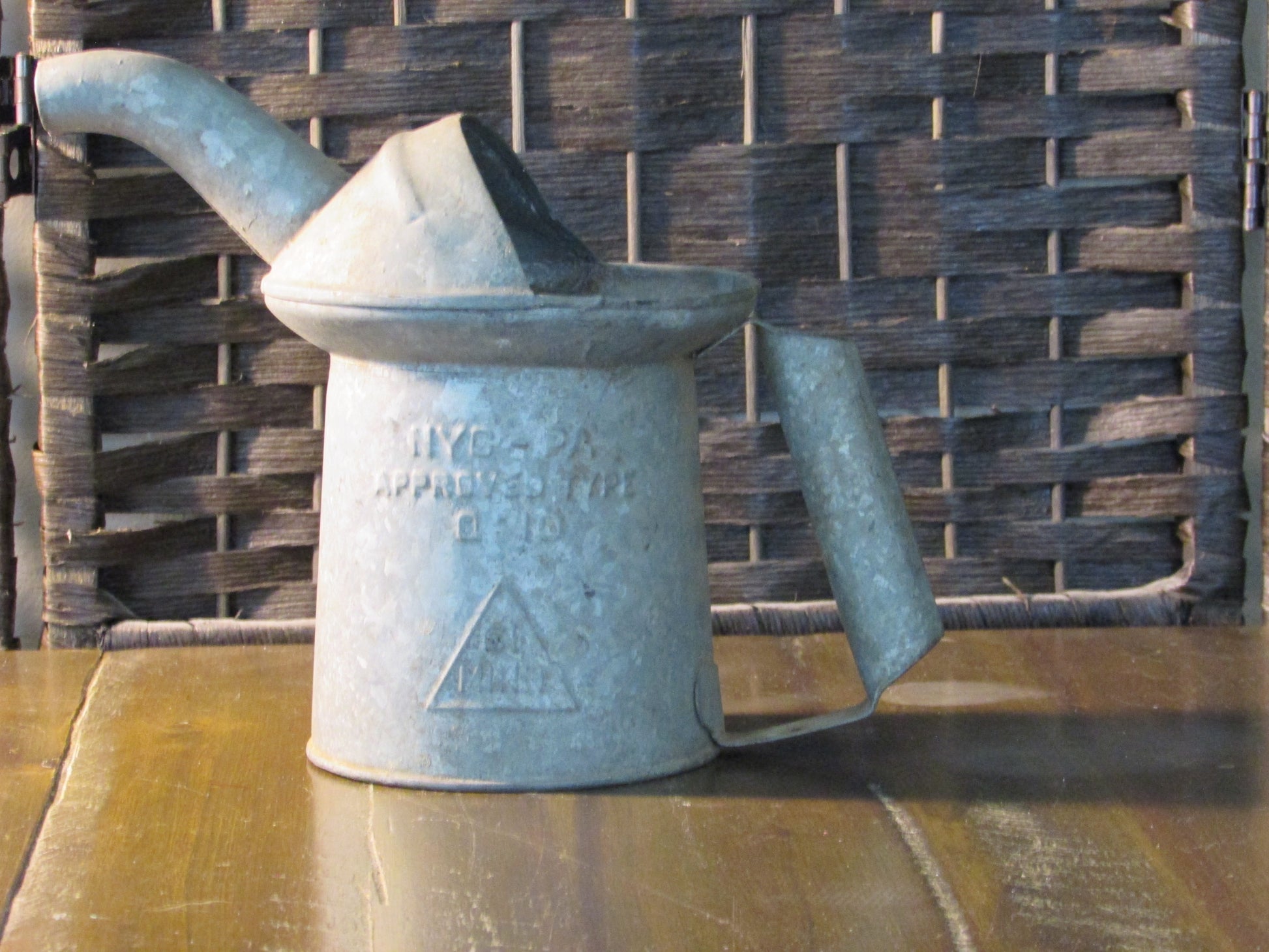 Vintage Oil can\Pourer 1qt.
